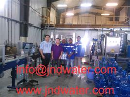 Shenzhen J & D de agua potable instalar 120BPH Barreled & 6000BPHbottled línea de agua en Madagascar