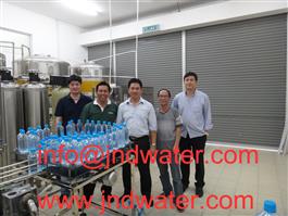 Shenzhen J & D agua potable instalar 2000 bph línea de agua embotellada en Brunei