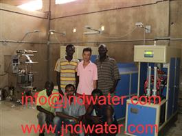 Shenzhen J & D agua potable instalar 2000BPH línea de vinagre embotellado en Senegal
