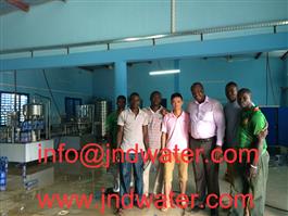 Shenzhen J & D agua potable instalar 2000BPH línea de agua embotellada en Burkina Faso