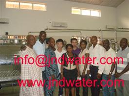 Shenzhen J & D agua potable instalar 2000BPH línea de bebidas carbonatadas en Nigeria