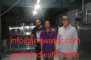 Shenzhen J & D agua potable instalar y entrenar línea de 5 galones de relleno en Bangladesh