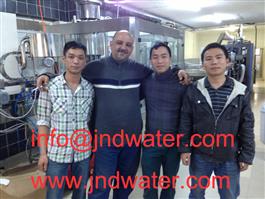 L'eau potable de Shenzhen J & D installe la ligne d'eau en bouteille 6000-8000BPH en Jordanie