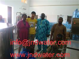 L'eau potable J & D de Shenzhen installe la ligne de jus de bouteille et l'eau à canon au Nigéria